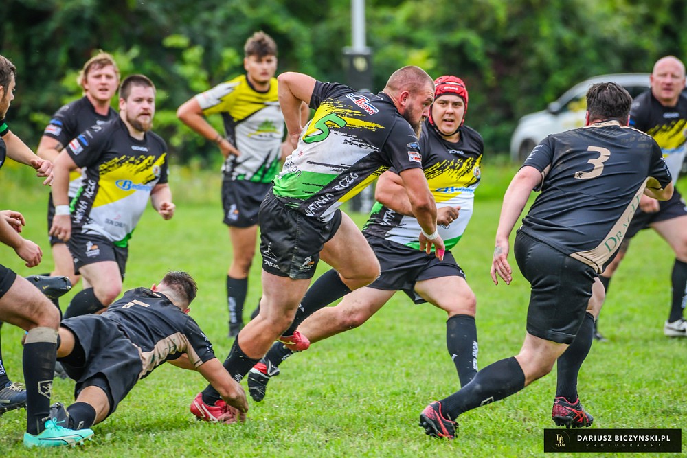 Jaszo biegnie z piłką