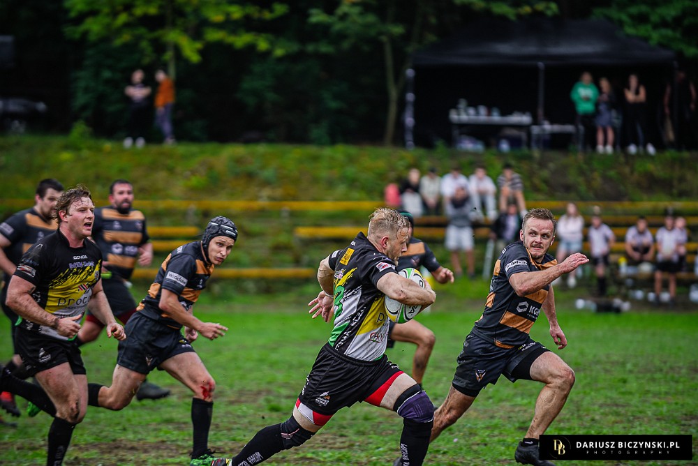 Krzysiu rozpoczyna rajd z piłką