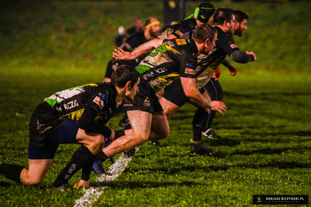 Drużyna biegnie po rozpoczęciu meczu